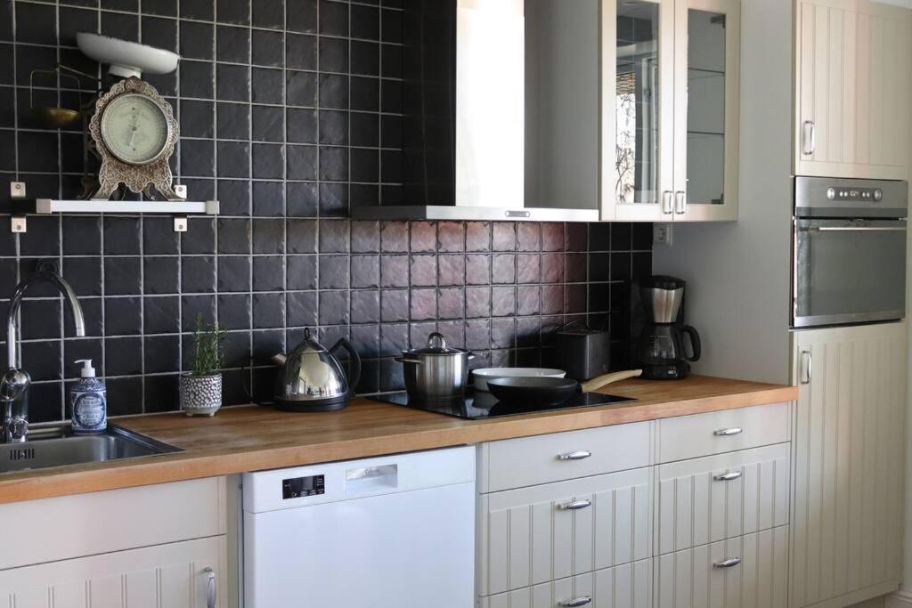 Östhammar Captivating Harbor View Suite מראה חיצוני תמונה